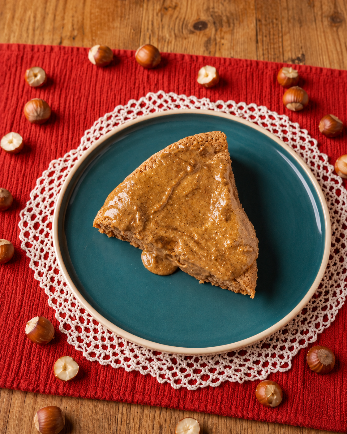 Moelleux aux noisettes servi avec du praliné noisette Plaisirs Pralinés